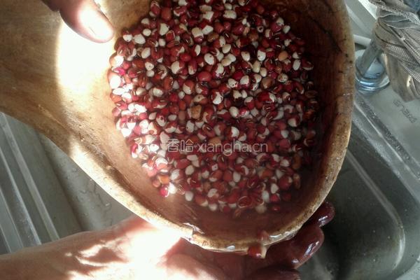 玉米花豆粥的做法图解2