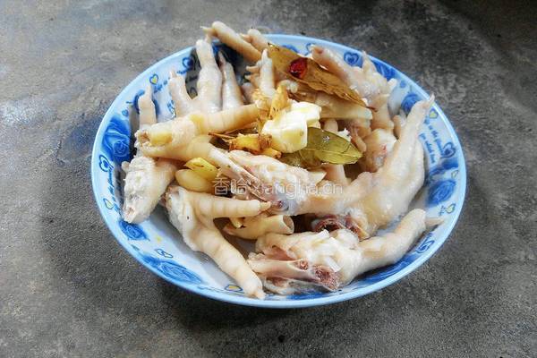 红烧鸡爪子的做法图解1