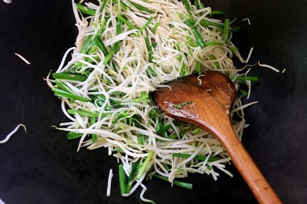 韭菜豆芽的做法图解5