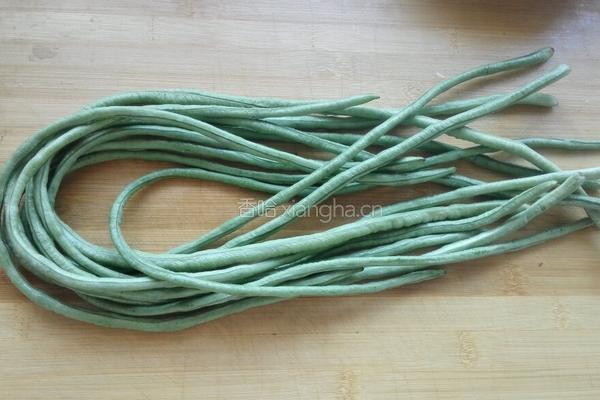麻芝豆角的做法图解1