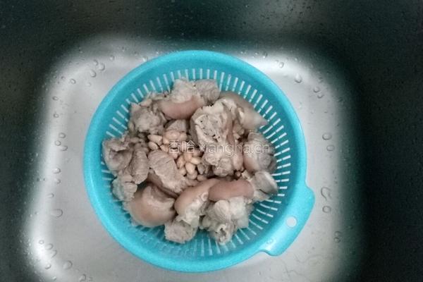 猪脚花生煲的做法图解5