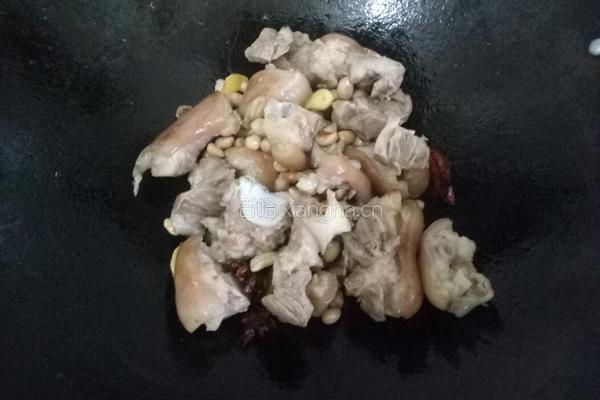 猪脚花生煲的做法图解9
