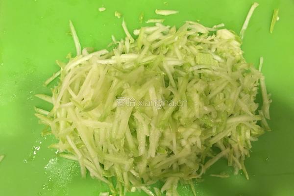笋瓜素馅大饺子的做法图解5