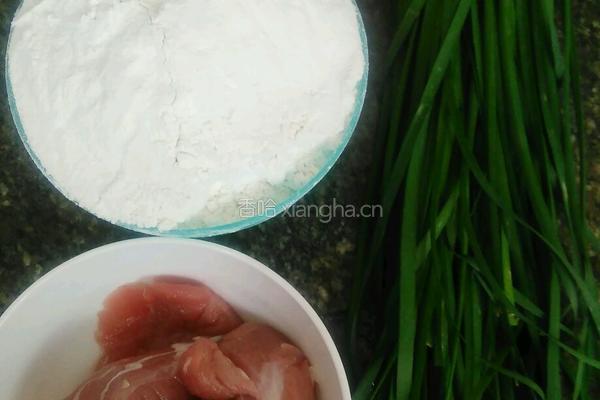 韭菜猪肉虾仁水饺的做法图解1