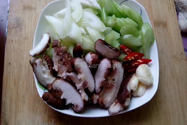 西芹炒香菇的做法图解1