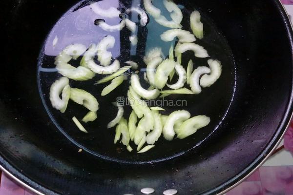 西芹炒香菇的做法图解2