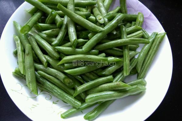 四季豆炒猪肉的做法图解1