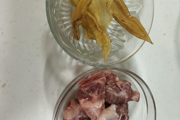 排骨鱼胶汤的做法图解1