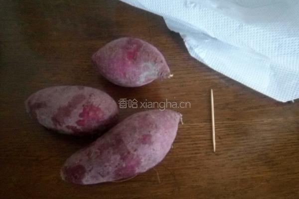 微波炉蒸紫薯的做法图解1