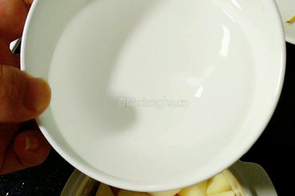 冰糖炖雪梨的做法图解3