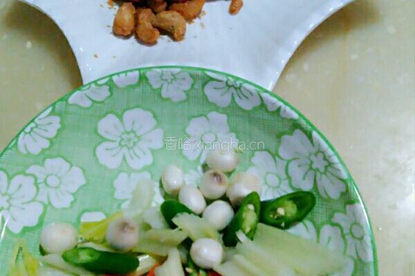 芹菜腰果的做法图解1