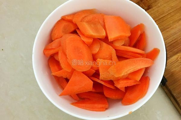 胡萝卜炒五花肉的做法图解1