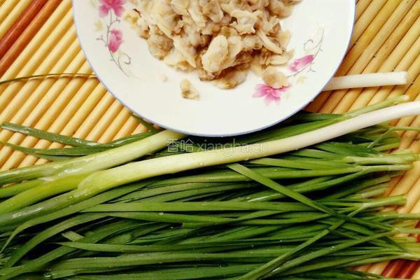 蛤喇肉炒韭菜的做法图解1