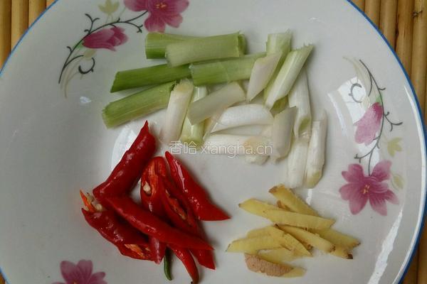 蛤喇肉炒韭菜的做法图解3