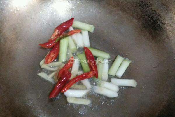 蛤喇肉炒韭菜的做法图解4