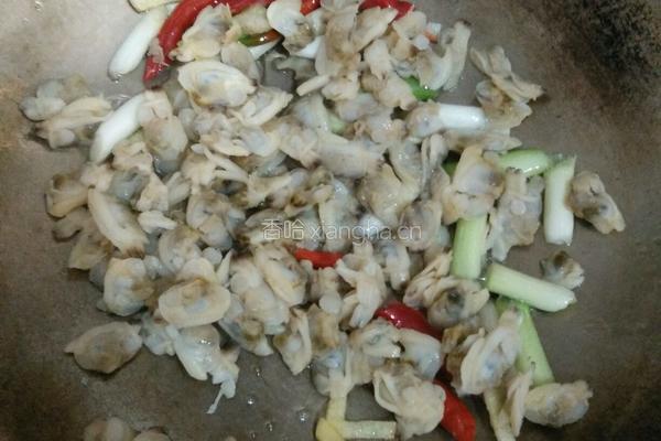 蛤喇肉炒韭菜的做法图解5