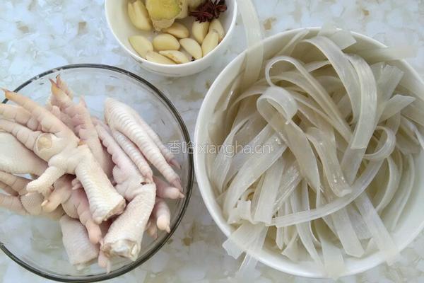 鸡爪炖粉条的做法图解1