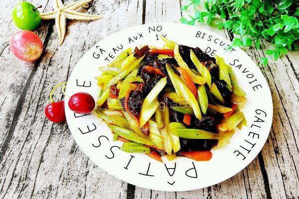 木耳炒芹菜的做法图解11