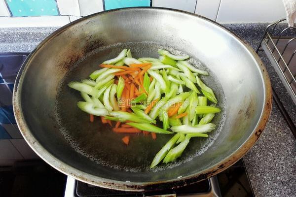 木耳炒芹菜的做法图解3