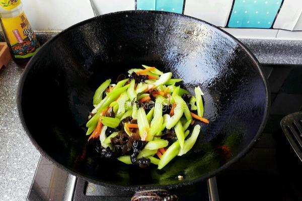 木耳炒芹菜的做法图解7