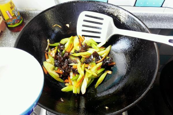 木耳炒芹菜的做法图解10