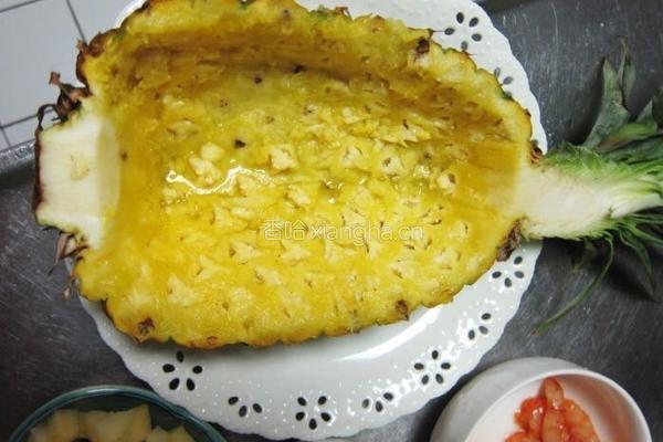 菠萝海鲜炒饭的做法图解1