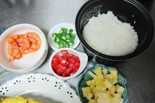 菠萝海鲜炒饭的做法图解3