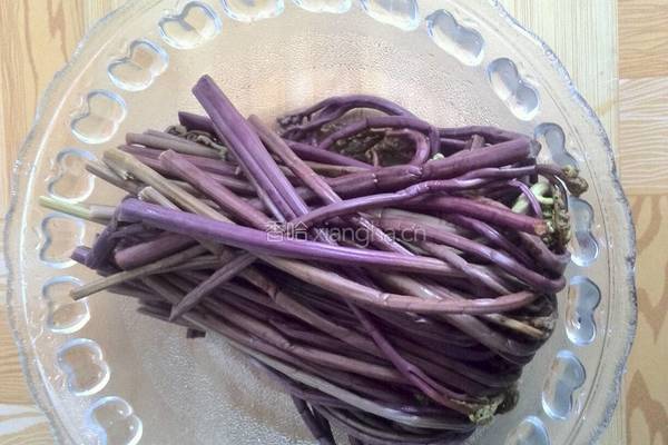 蕨菜炒肉丝的做法图解1