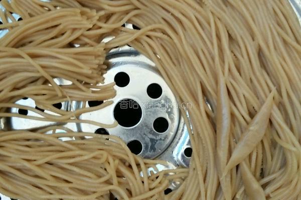 凉拌莜麦面的做法图解3