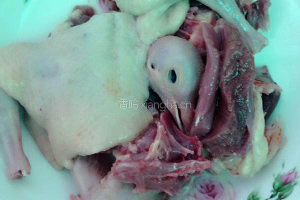 红枣枸杞鸽子汤的做法图解2