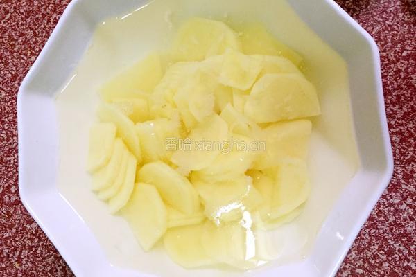 土豆片炒鸡的做法图解2
