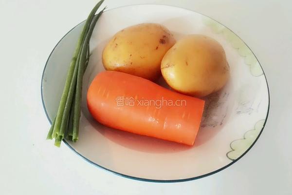 红萝卜炒土豆的做法图解1