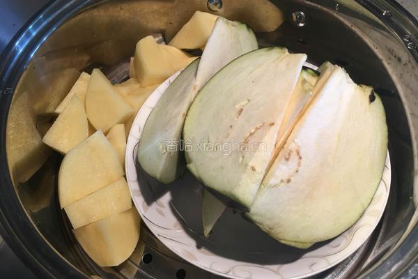 拌茄子土豆泥的做法图解1