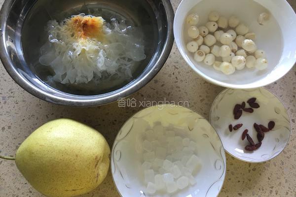 银耳莲子雪梨汤的做法图解1