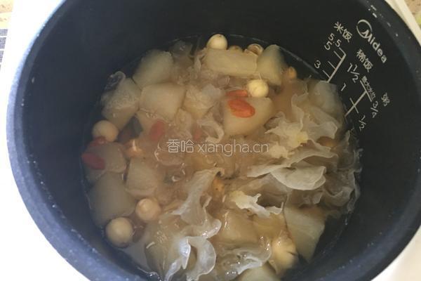 银耳莲子雪梨汤的做法图解7