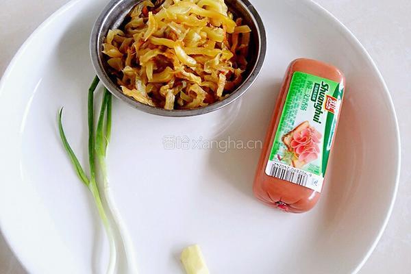 火腿肠炒榨菜的做法图解1