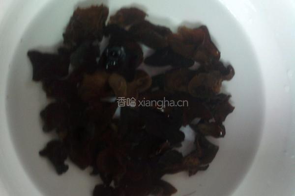 黑木耳火腿黄秋葵的做法图解1