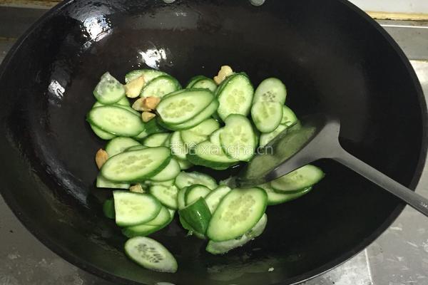 蒜炒青瓜片的做法图解3