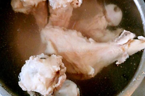 白萝卜骨头汤的做法图解3