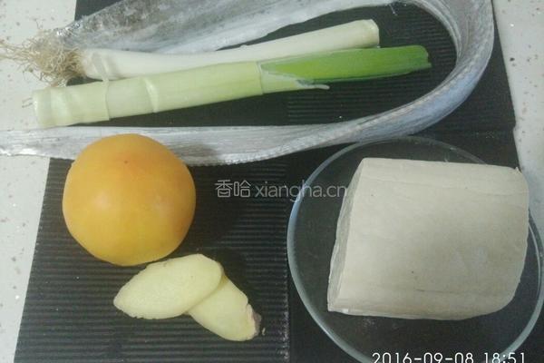 带鱼炖豆腐的做法图解1