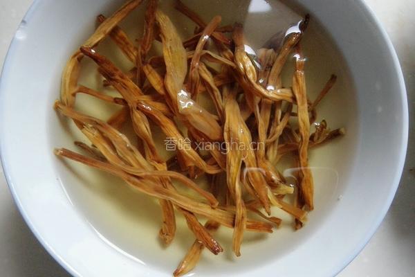 腐竹金针菜鱼汤的做法图解2