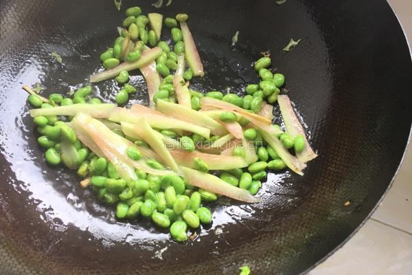 西瓜翠衣炒毛豆的做法图解6