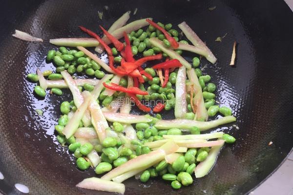 西瓜翠衣炒毛豆的做法图解7
