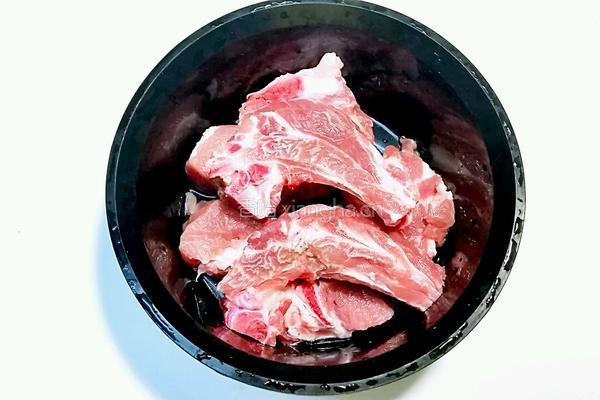排骨胡萝卜玉米汤的做法图解2