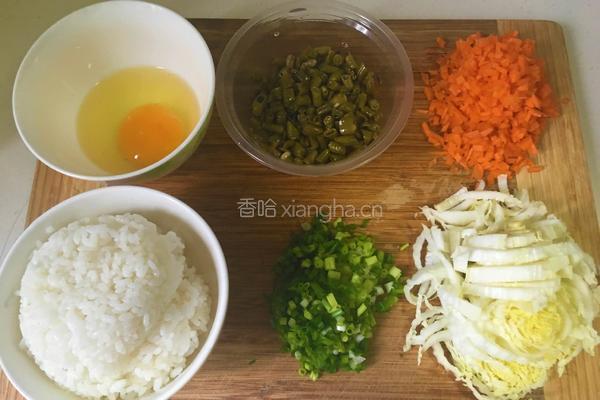 酸菜炒花饭的做法图解1