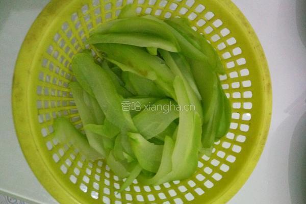 凉调佛手瓜的做法图解1