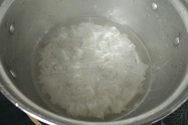 冰糖银耳汤的做法图解3