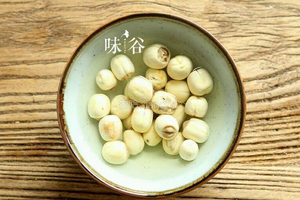 莲子鸡汤的做法图解2