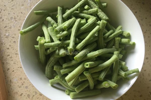 豆角蒸面条的做法图解2