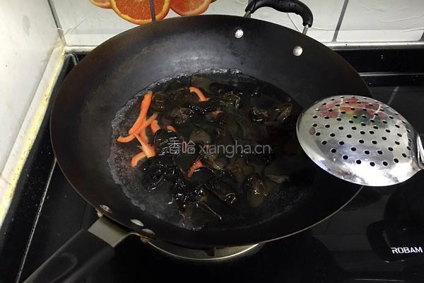 香菜木耳的做法图解3